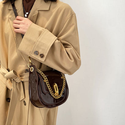 Petit Sac Bandoulière en Cuir Brillant avec Chaîne